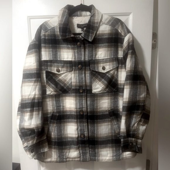 BRAND NEW SHERPA LINED PLAID BUTTON DOWN JACKET BY LOVE TREE - Picture 1 of 2